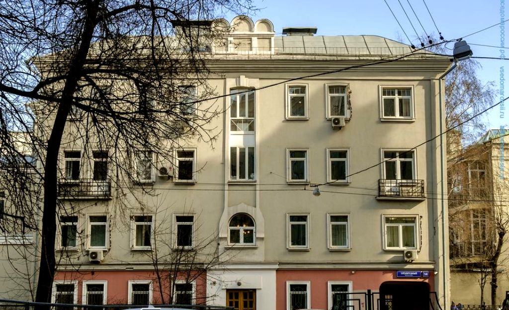 Один из последних домов нечетной стороны Трехпрудного переулка имеет номер 14