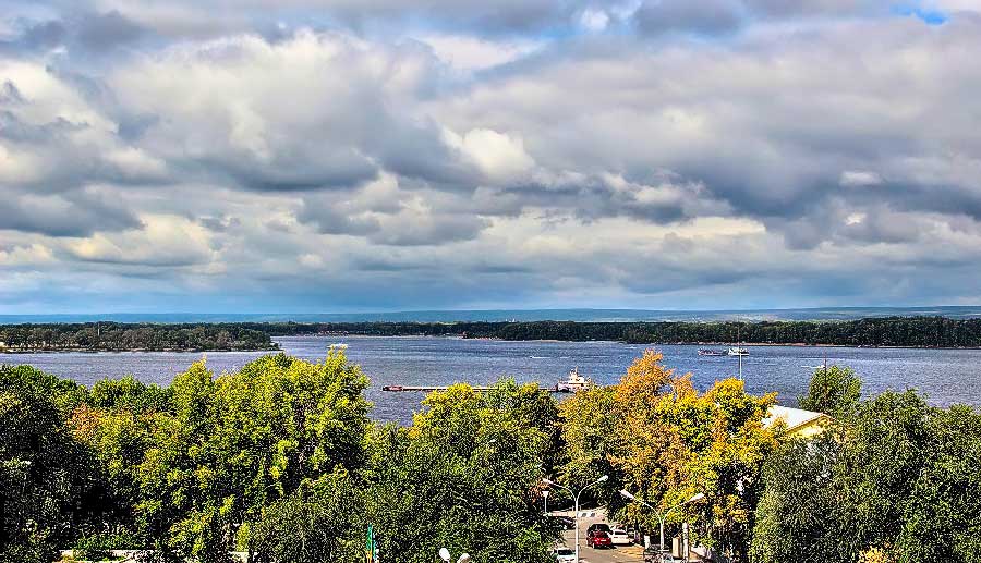 Вид на Волгу с площади Чапаева в Самаре