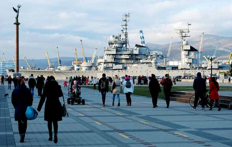Даже в зимний период на Новороссийской Набережной можно встретить туристов Даже в зимний период на Новороссийской Набережной можно встретить туристов