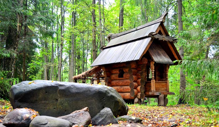 Избушка на курьих ножках - эпическая беседка в Абрамцево