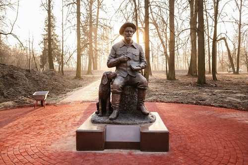 Памятник писателю Пришвину в парке "Скитские пруды" Сергиева посада