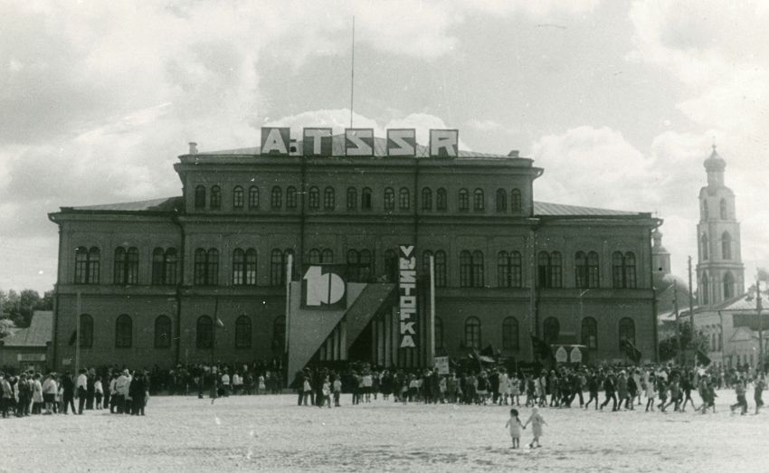 В 20-е годы 20 века все строения площади были оформлены в духе времени