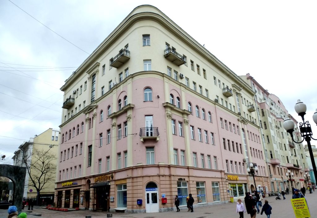 Комплекс домов с номерами 47 и 49 был построен на Арбате в начале 20 столетия