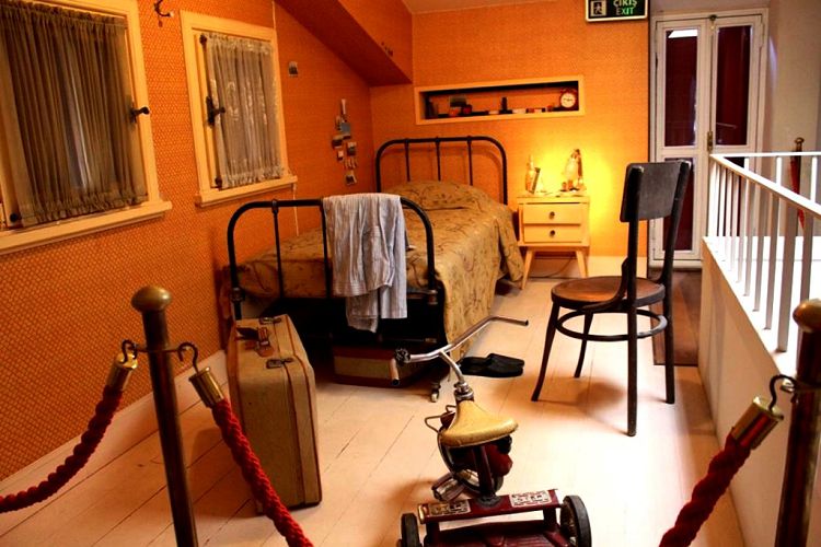 В Музее воссоздана бытовая сторона героев романа, как например, эта комната Кемаля