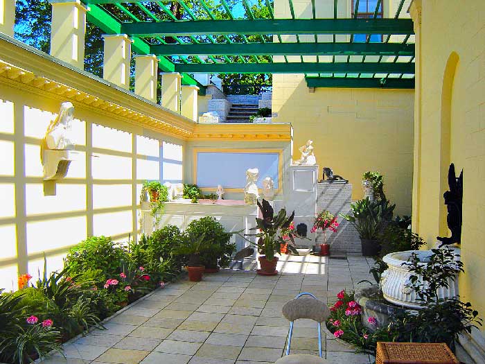 Внутренний садик Царицынского павильона в Колонистском парке Петергофа