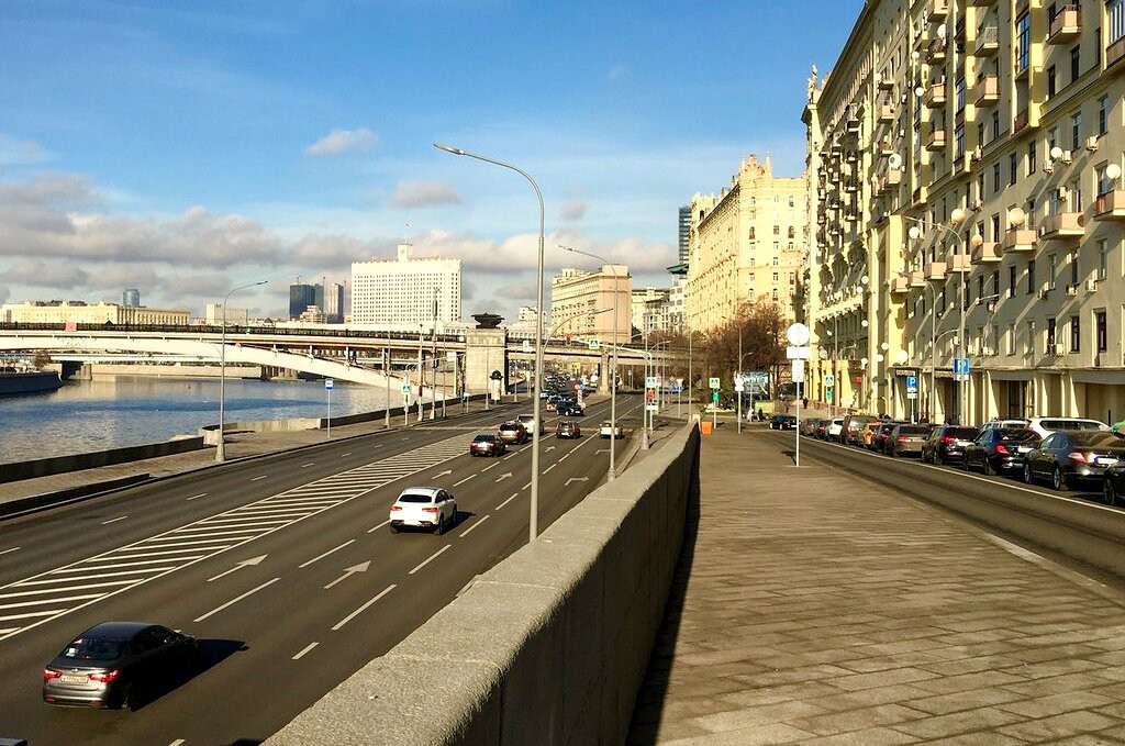 Со Старого Арбата на Новый можно перейти по Смоленской набережной