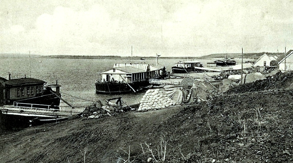 К пристани постоянно прибывали торговые и пассажирские суда К пристани постоянно прибывали торговые и пассажирские суда