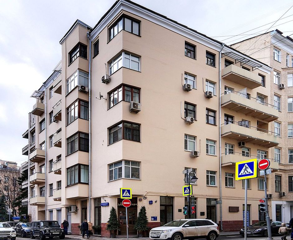 Дом № 21 строился как дом-коммуна для работников Госстраха СССР