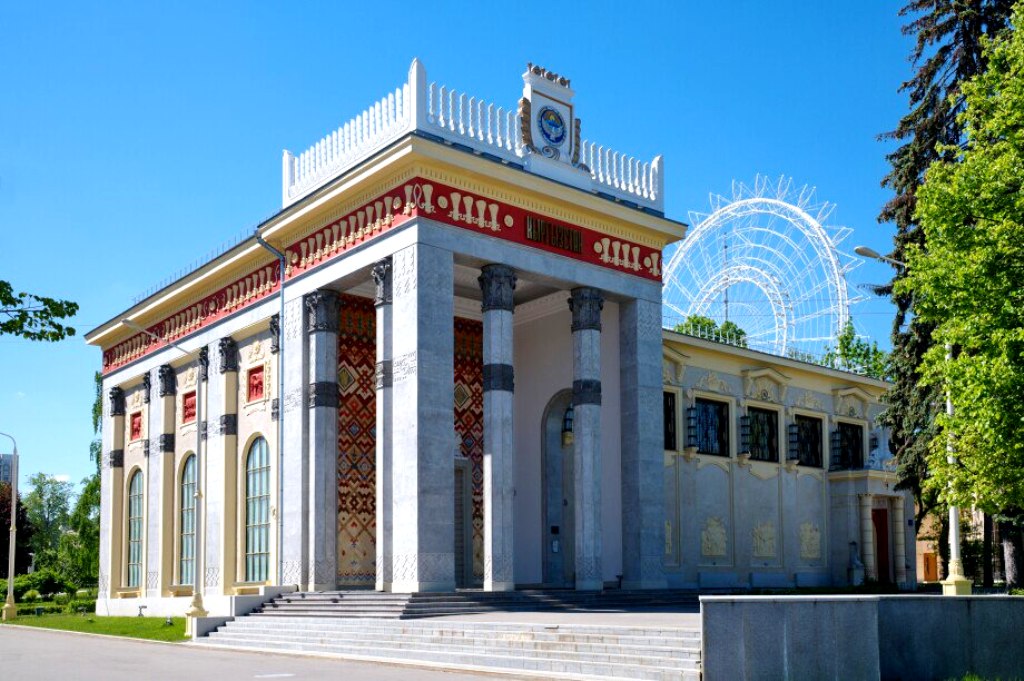 4 павильон возводился для "Эстонии", потом здесь была "Биология", а сегодня "Кыргызстан"