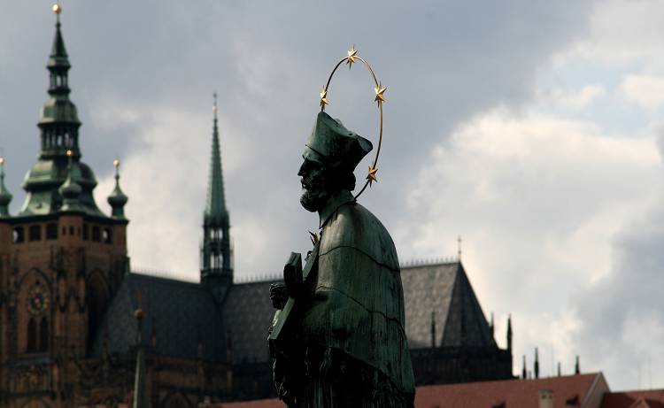 Скульптура Яна Непомуцкого увенчана свечением пяти звезд