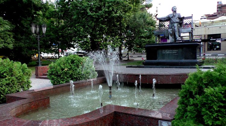 В Сквере им.А.Пушкина находится местный памятник великому русскому поэту