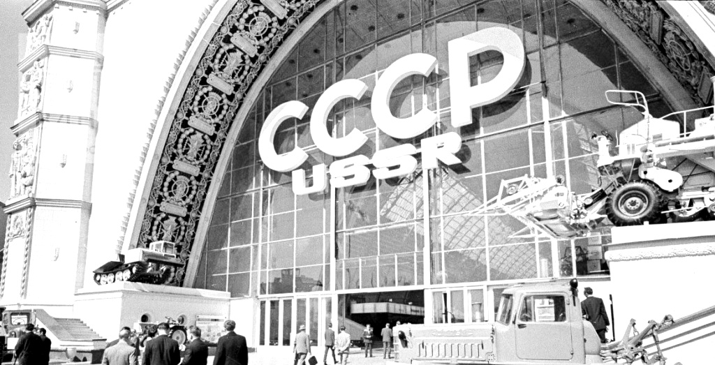 После реконструкций 50-х годов кардинально изменился внешний вид Павильона "Механизация"