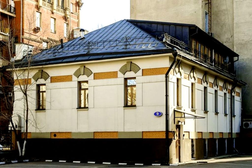 Дом № 9, строение 7 стилизован под старинный