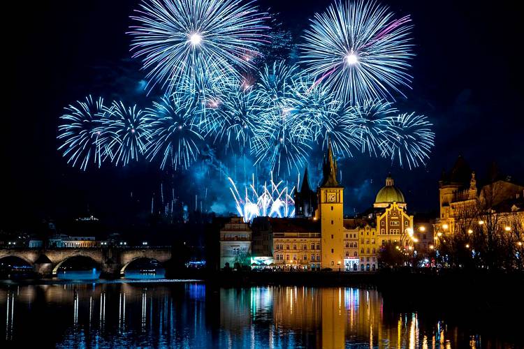 Яркие Новогодние пражские фейерверки ушли в прошлое. Надолго ли?