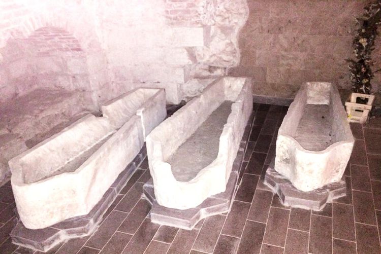 В сегодняшнем подклете хранятся сохранившиеся фрагменты захоронений