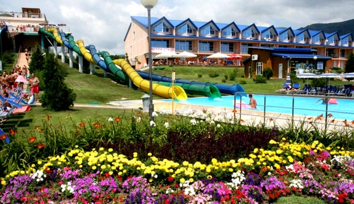 На горке "Косичка" хорошо спускаться с друзьями по параллельным трубам