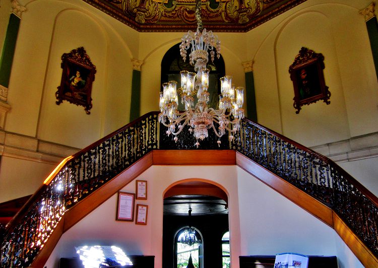 Каждая из лестниц Мальтийского павильоне прекрасна по своему