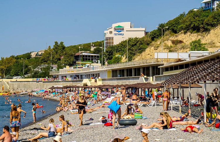 В разгар курортного сезона Широкая балка становится очень многолюдной