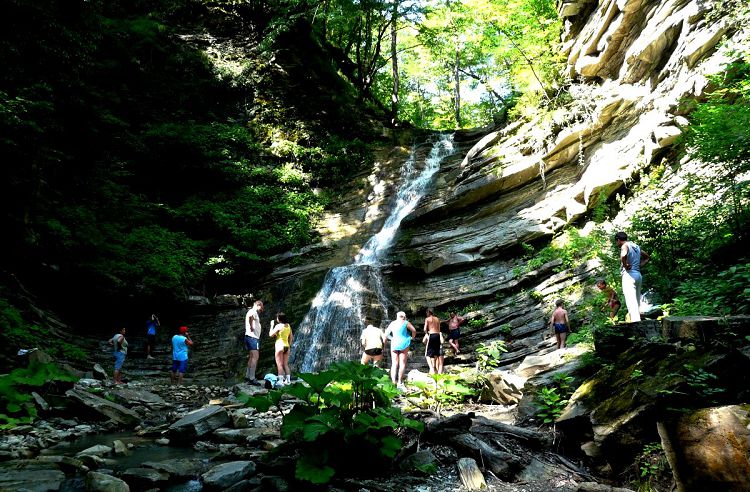На джипах можно посетить природную достопримечательность - "Белые скалы"