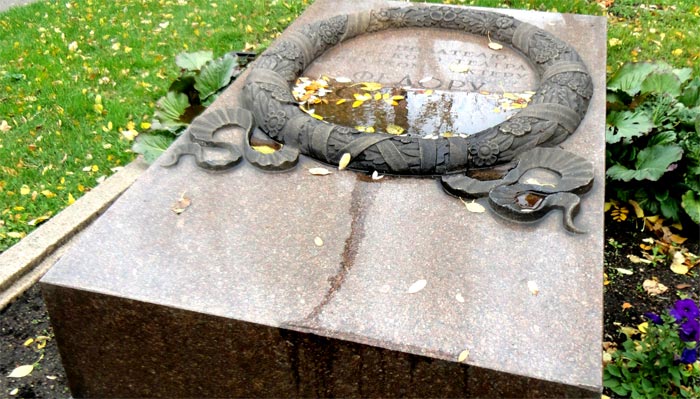 Надгробие Ф.Волкова в Спасо-Андрониковом монастыре