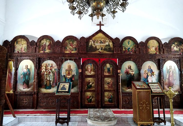 Иконостас Софийского храма занимает почти всё его помещение