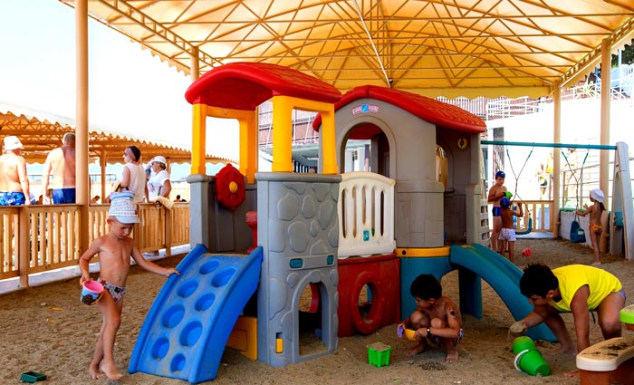 Одна из детских площадок пляжа "Красная Талка"
