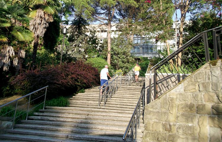 Передвижение по поселку - это постоянные спуски и подъемы