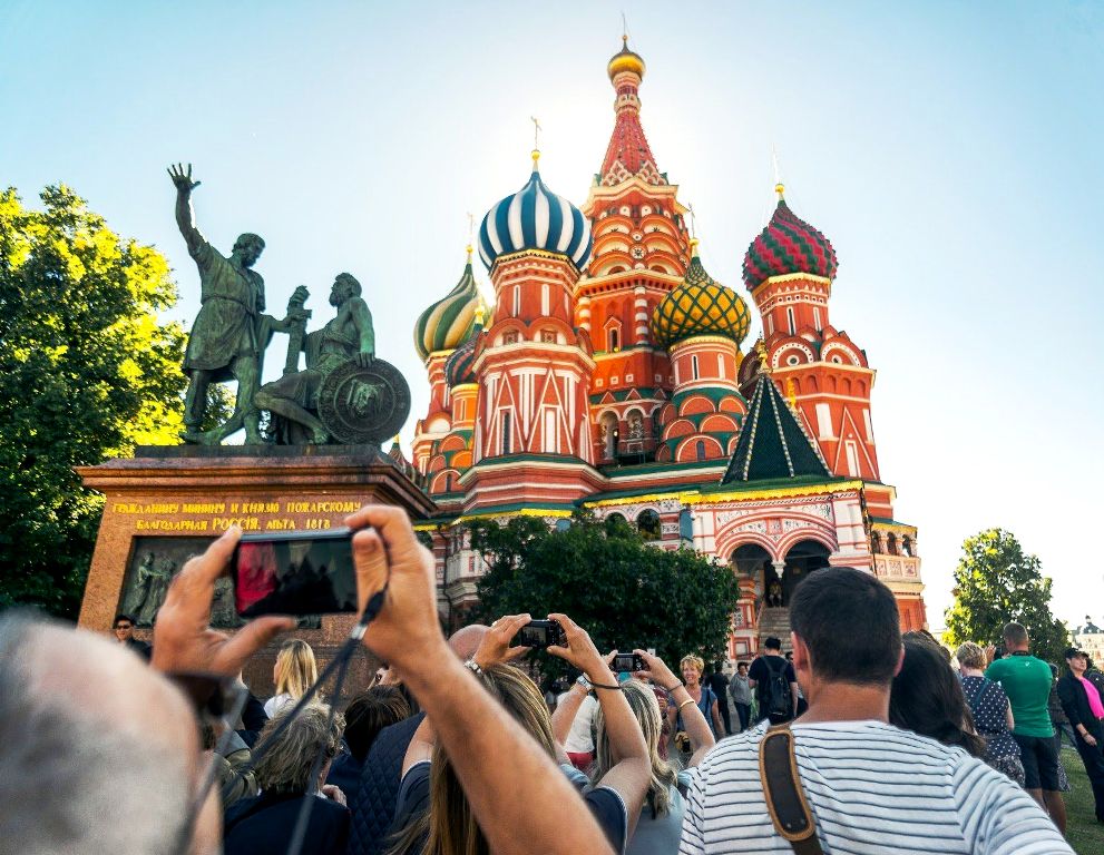 На Красной площади всегда много туристов, которые знакомятся с ее достопримечательностями