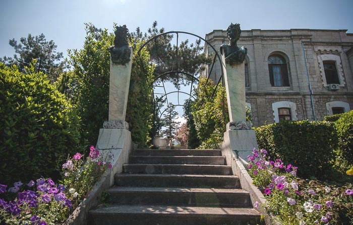 Колонны с изображением Сатира и Менады