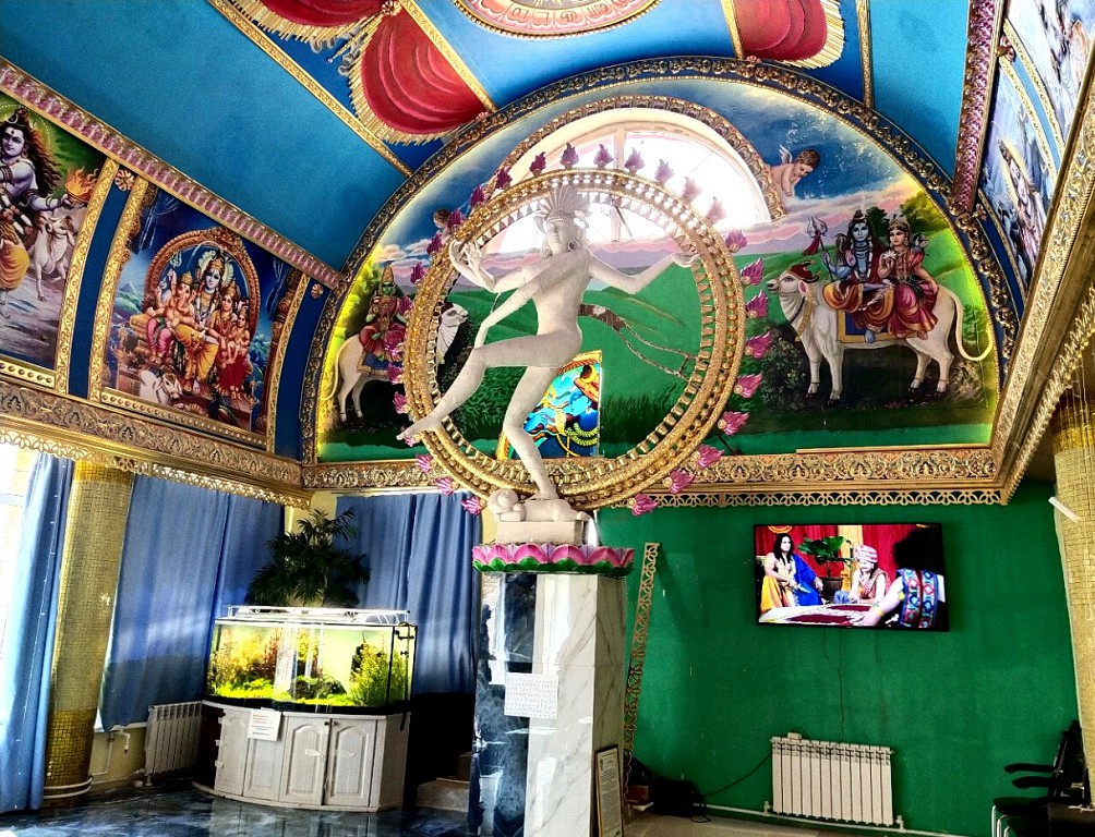 Танцующий Шиву занимает центральное место в зале, носящим его имя