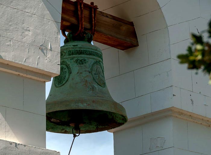 Сегодня в храмовой Колокольне установлен новый колокол из Донецка