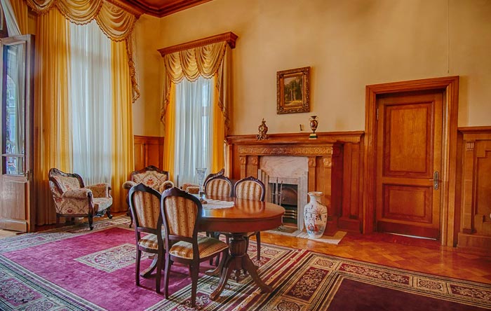 Кабинет князя Юсупова был оформлен деревянным массивом