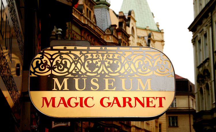 Увидеть уникальные образцы изделий из граната можно в Музее граната