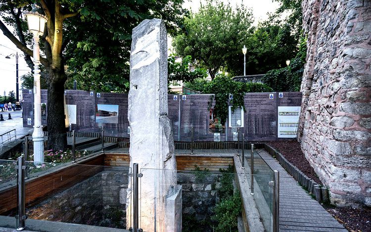 Увидеть в этом мраморном обломке очертания Мильона довольно сложно