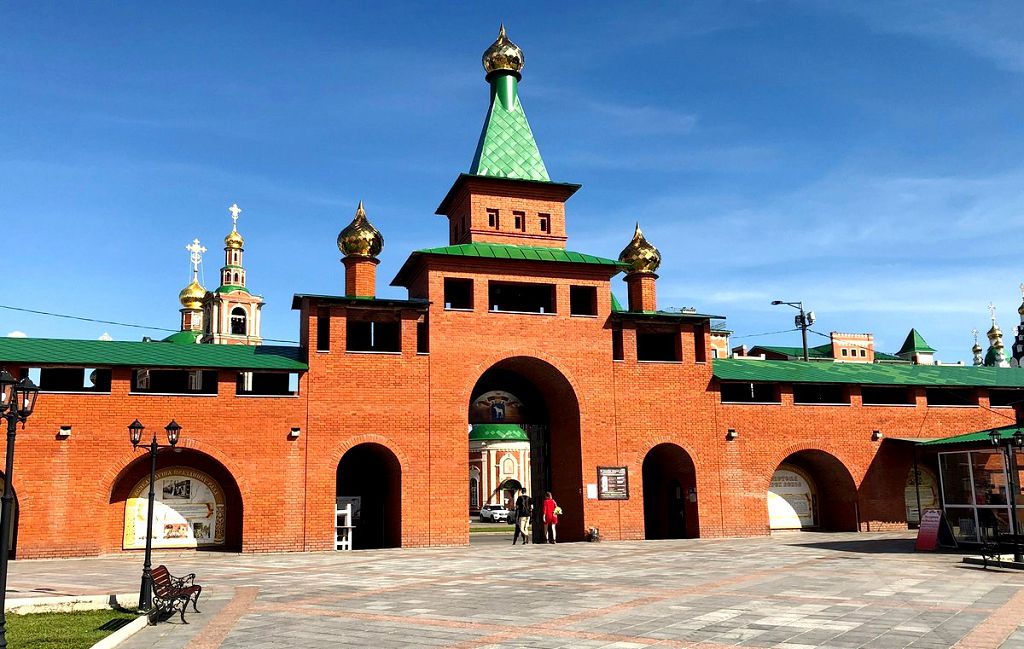 Войти в Царевококшайский Кремль можно с Вознесенской улицы Войти в Царевококшайский Кремль можно с Вознесенской улицы