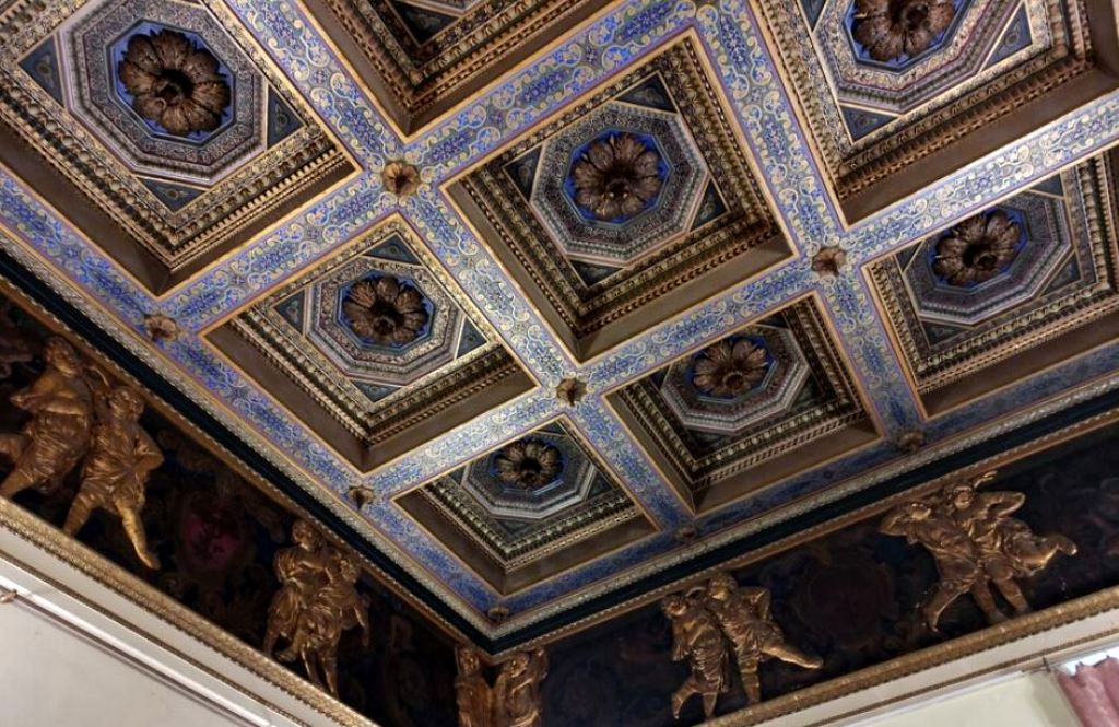 Потолок Синего зала состоит из квадратных ниш с росписями