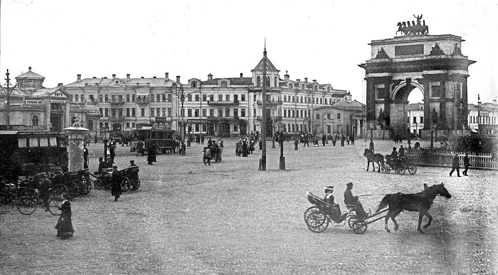 В 19 столетии каменная Триумфальная арка украсила Тверскую заставу