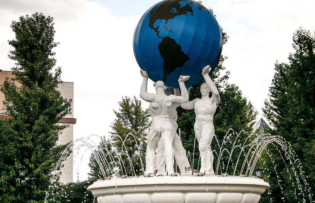 Владыкой мира, по мнению авторов композиции, должен был стать свободный труд