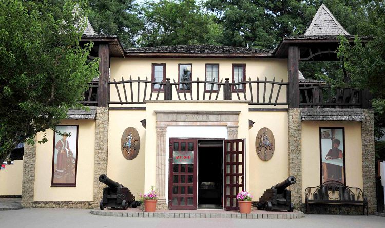 Рядом с укреплением находится Историко-Краеведческий музей