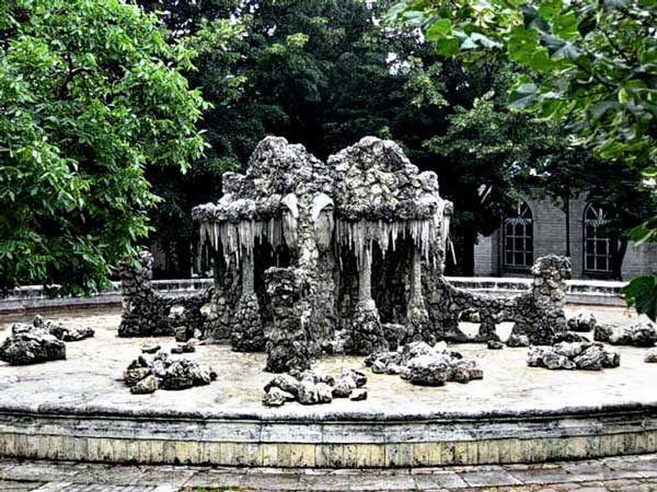 Фонтаном «Гномы»