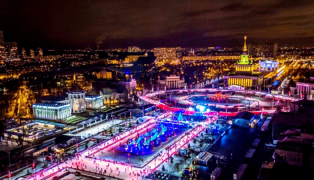 С 2014 года ежегодно зимой на ВДНХ заливается каток - один из самых больших в Европе