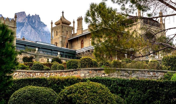 Увидеть схожесть силуэтов Ай-Петри и дворца можно только со стороны парка