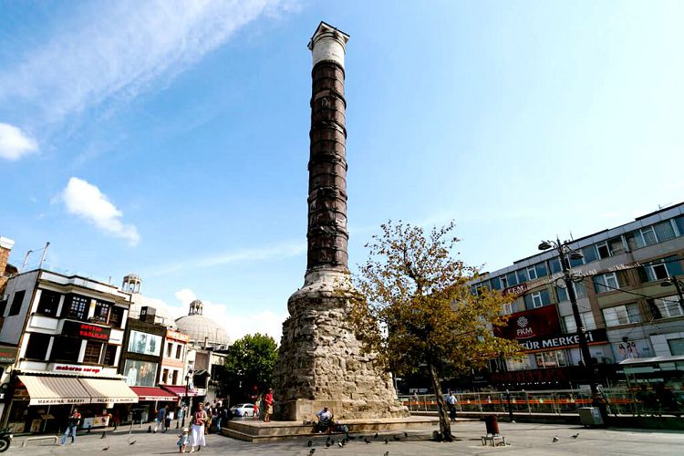 Колонна Константина, на которой стояла когда-то его статуя, сохранилась до сих пор Колонна Константина, на которой стояла когда-то его статуя, сохранилась до сих пор