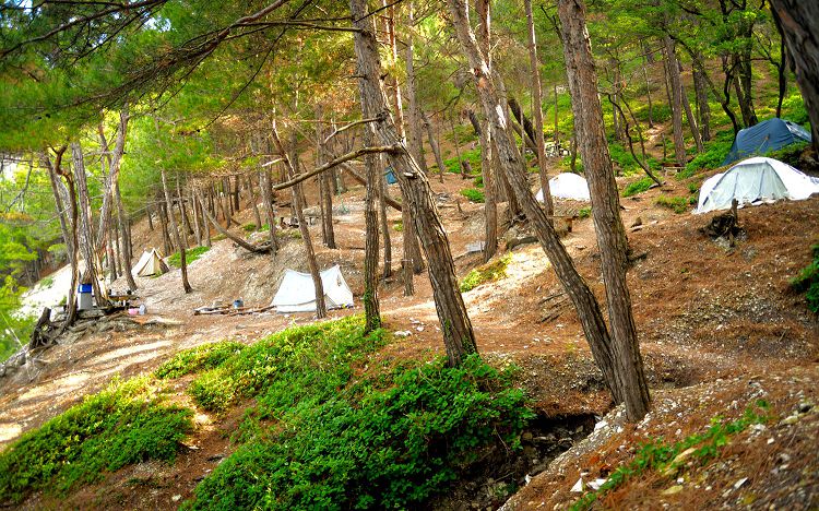 Кемпинг Голубой бездны находится в очень красивом месте