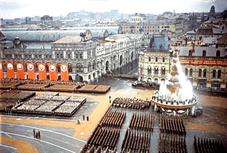 24 июня 1945 года  к Параду Победы Красную площадь было не узнать