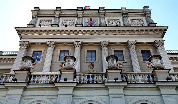 Парадный фасад Мариинского дворца довольно наряден и красив Парадный фасад Мариинского дворца довольно наряден и красив