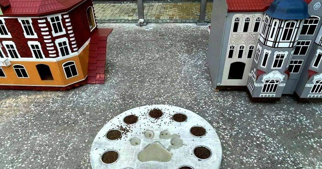 Для кошек построены почти "человеческие" дома в виде уменьшенных копий настоящих