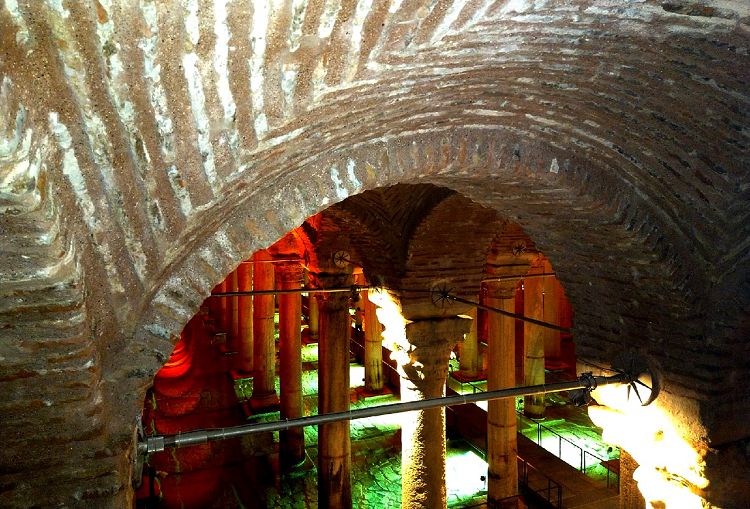 Представить себе, что эти своды созданы в 4-5 веках очень сложно