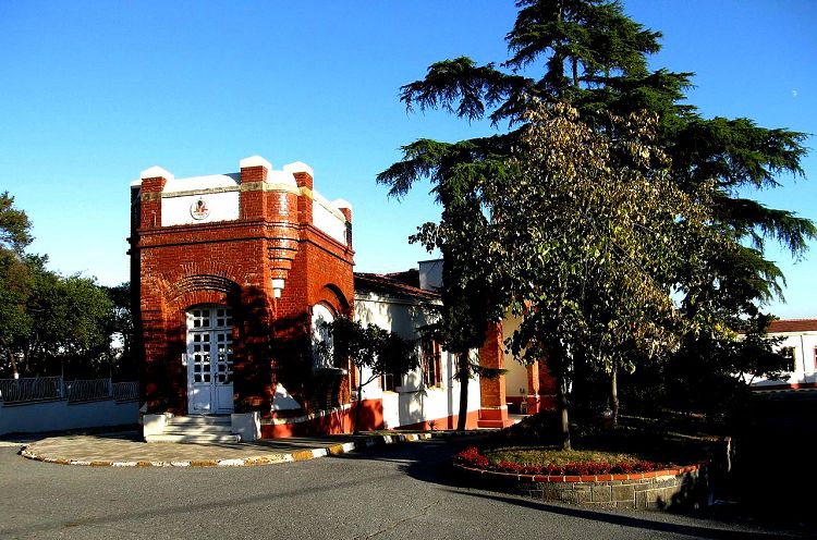 Небольшое здание Фарфоровой мануфактуры напоминает башню средневекового замка