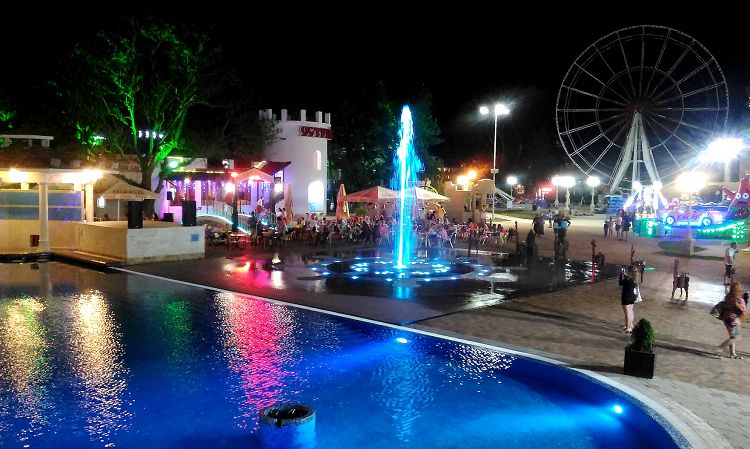 Ночная жизнь на Набережной полна ярких красок, музыки и веселья